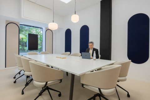 sala de reuniones moderna con paneles acústicos