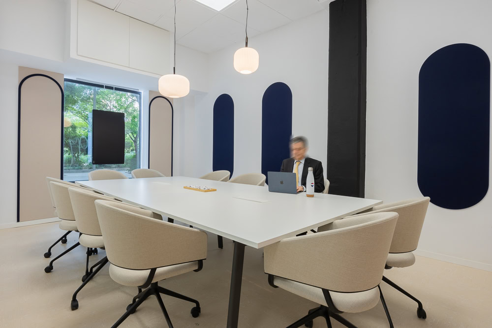 sala de reuniones moderna con paneles acústicos