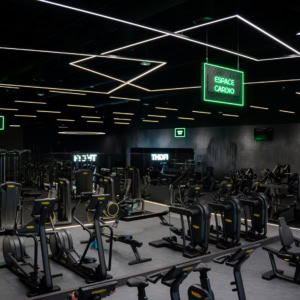 salle de sport moderne à Éclairage led géométrique