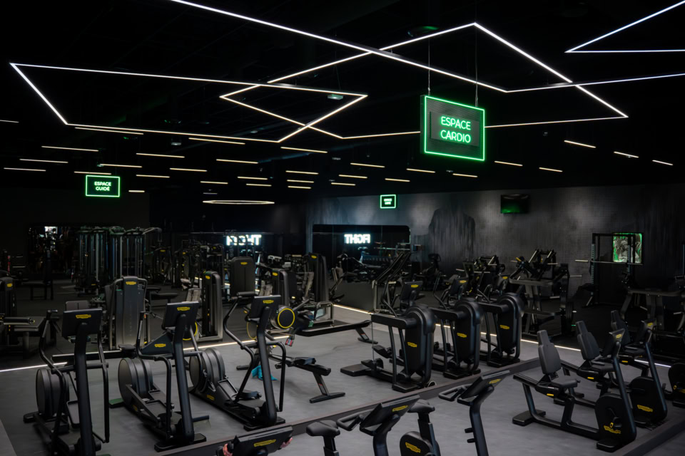 salle de sport moderne à Éclairage led géométrique
