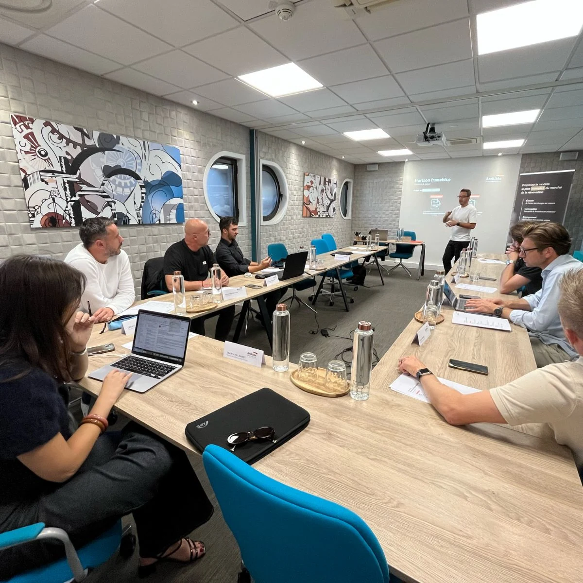 salle de réunion moderne pour formation collaborative
