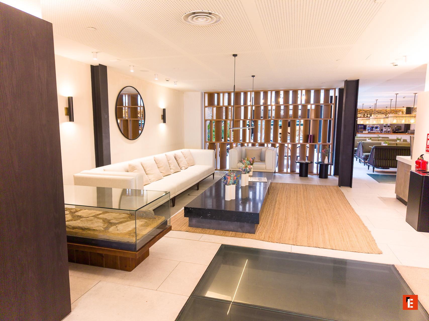 salón contemporáneo con divisor de madera y café