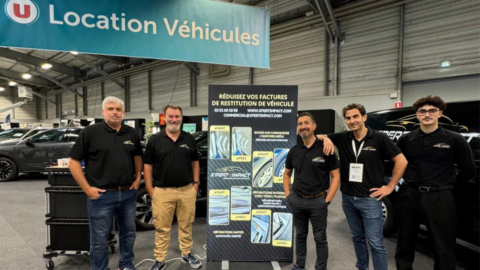 Équipe pro de restauration esthétique au salon auto