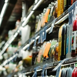 scaffali di bottiglie colorate al supermercato