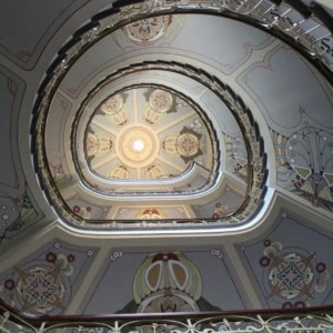 scalinata ovale decorata con lucernario luminoso