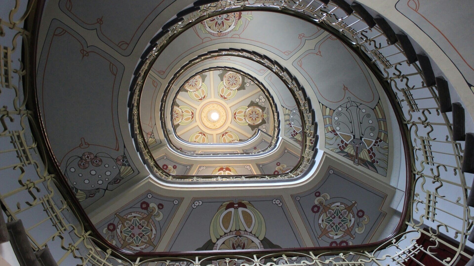 scalinata ovale decorata con lucernario luminoso