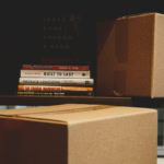 scaffale di scatole e libri alla luce calda