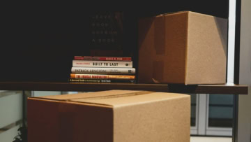 scaffale di scatole e libri alla luce calda