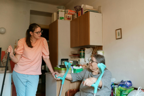 pflege zu hause: seniorin mit unterarmgehstützen