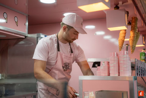 kiosque rose: serveur préparant cornets de glace artisanaux