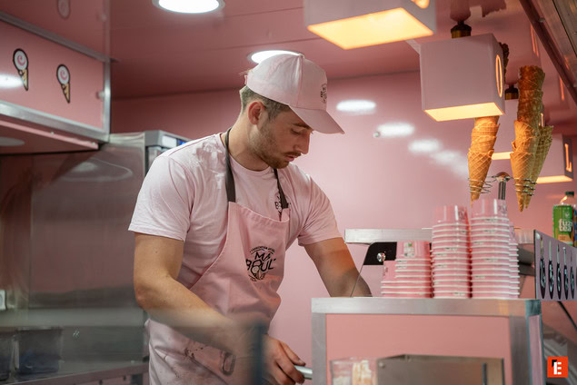 kiosque rose: serveur préparant cornets de glace artisanaux
