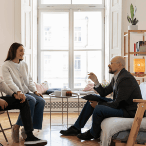 sesión de terapia de pareja en salón luminoso