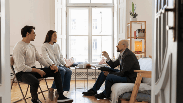 sesión de terapia de pareja en salón luminoso