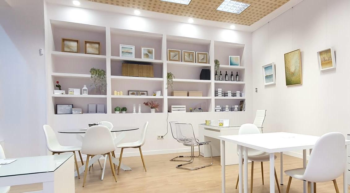 showroom minimalista blanco con mobiliario nórdico