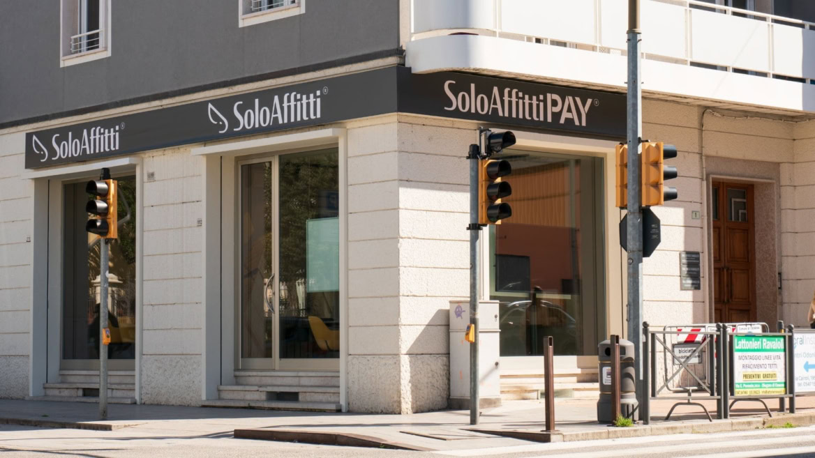 soloaffitti: angolo con vetrina e semafori al sole