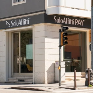 soloaffitti: angolo con vetrina e semafori al sole