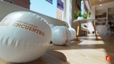 bolas hinchables con logo encuentro inmobiliarias en showroom