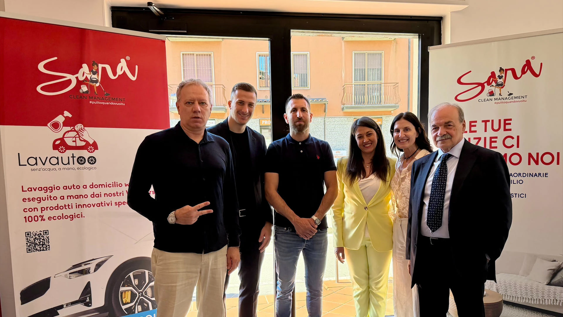 squadra di clean management in ritratto promozionale