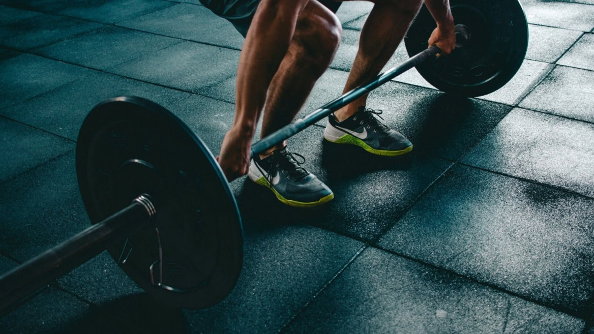 stacco con bilanciere: gambe forti in palestra