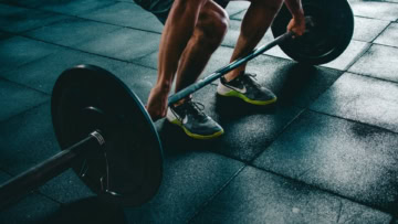 stacco con bilanciere: gambe forti in palestra