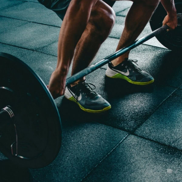 stacco con bilanciere: gambe forti in palestra