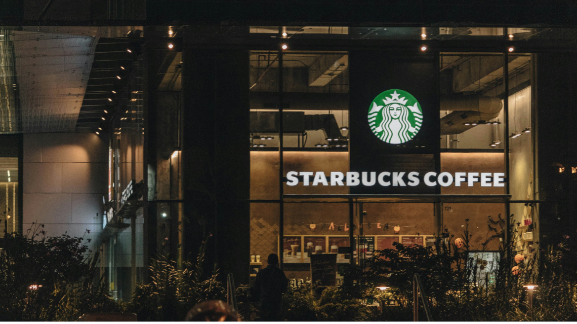 starbucks glasfassade bei nacht – leuchtendes café