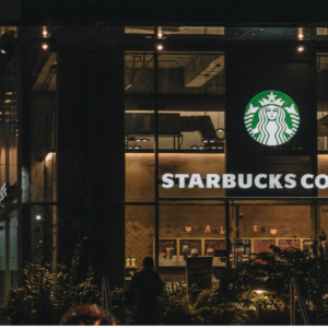 starbucks glasfassade bei nacht – leuchtendes café