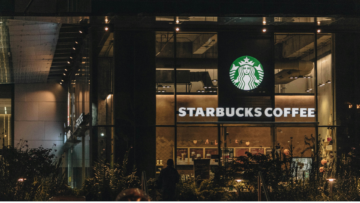 starbucks glasfassade bei nacht – leuchtendes café
