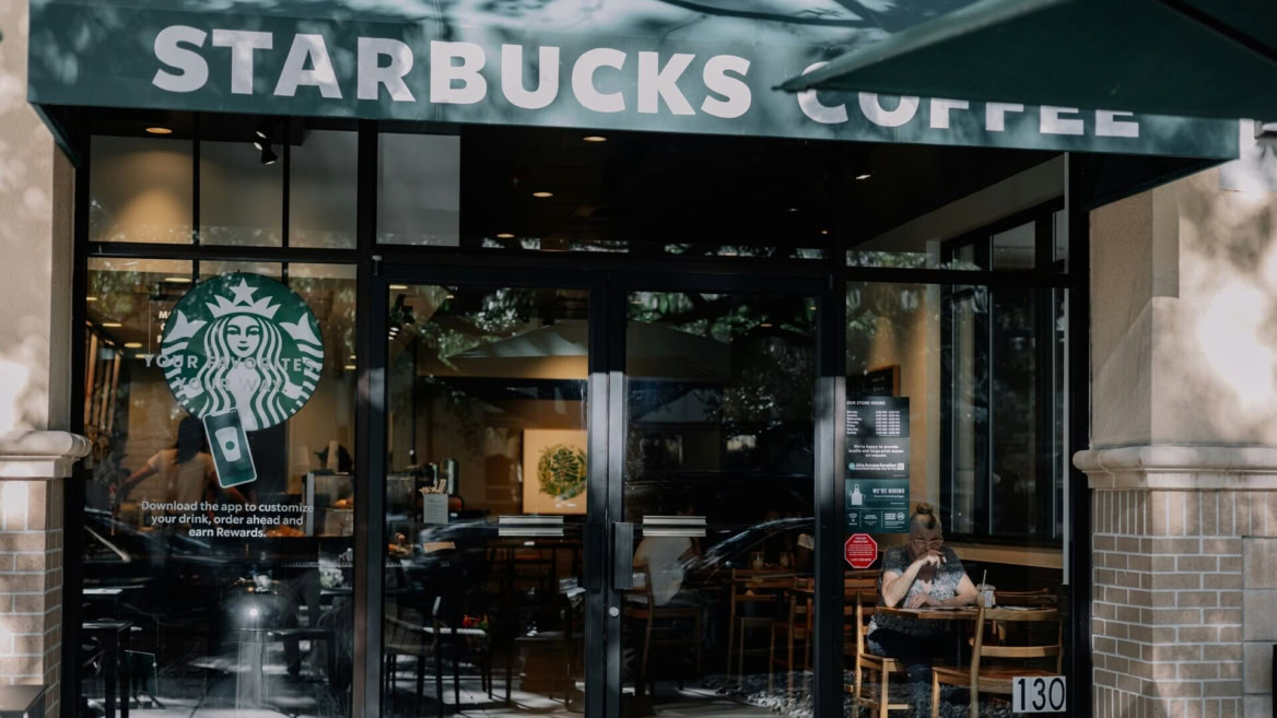 vitrine starbucks : client attablé et reflets urbains