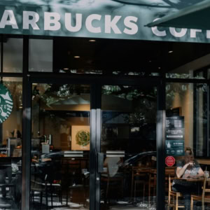 vitrine starbucks : client attablé et reflets urbains