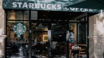 vitrine starbucks : client attablé et reflets urbains
