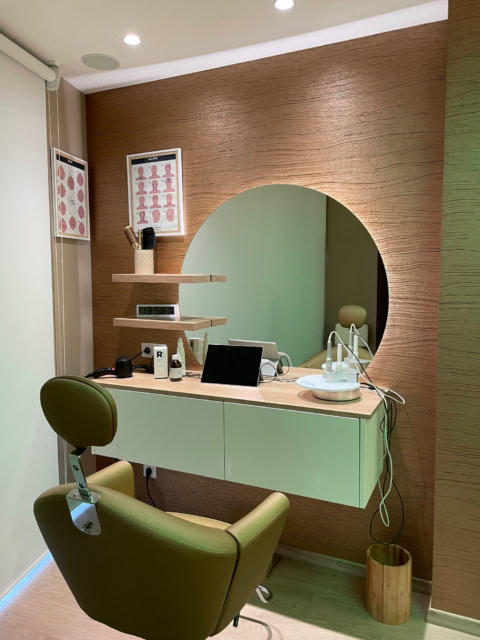 station de soins du visage moderne, miroir rond