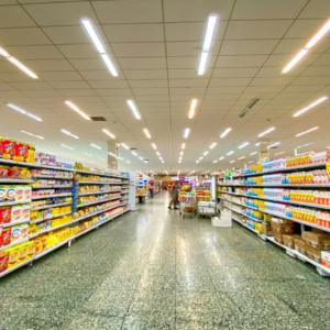 allée de supermarché lumineuse et rayons de céréales