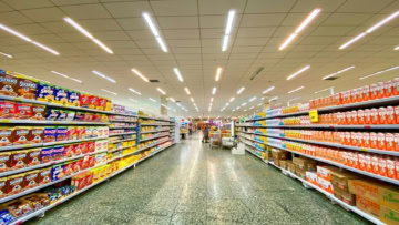allée de supermarché lumineuse et rayons de céréales