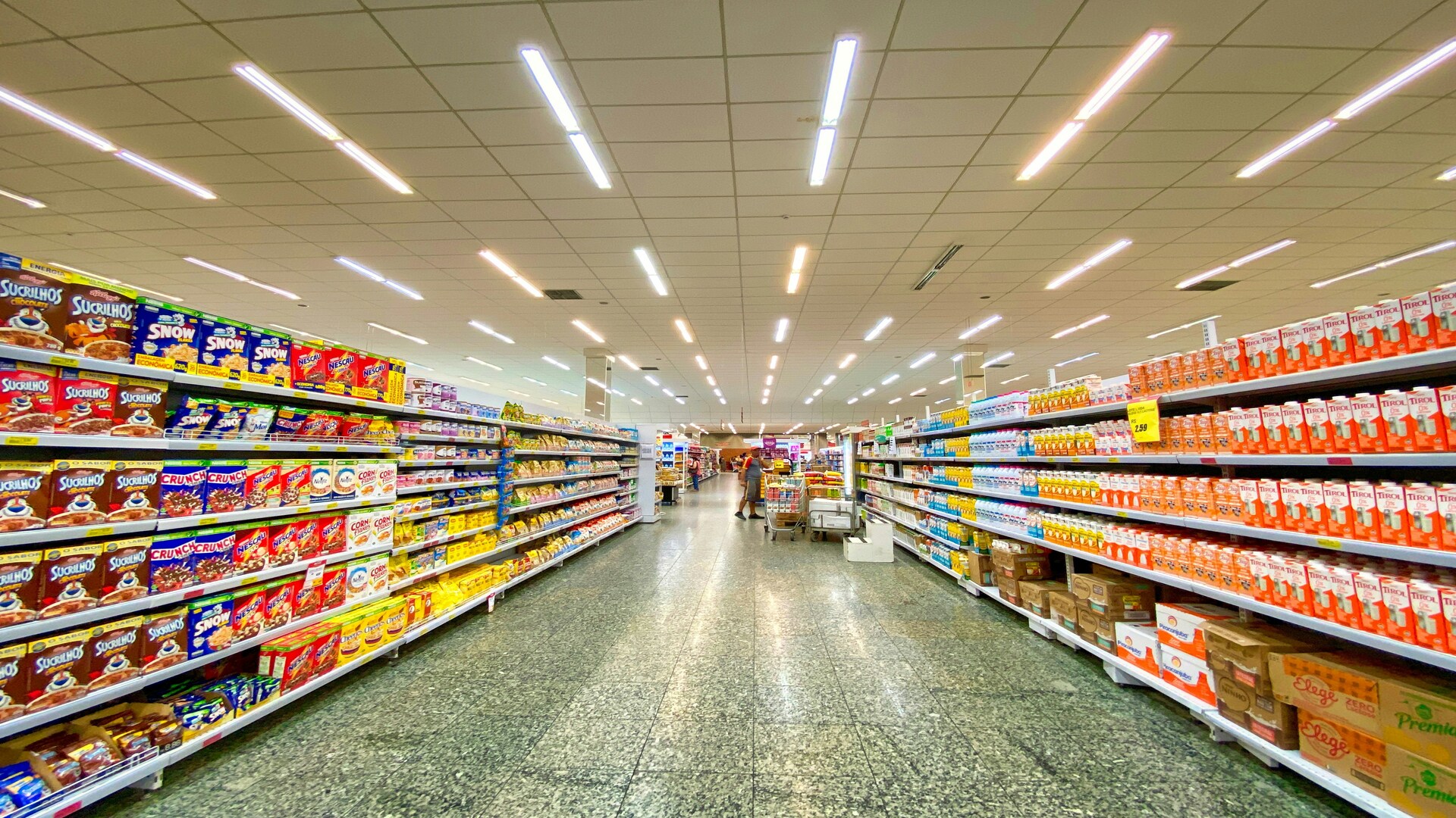 allée de supermarché lumineuse et rayons de céréales