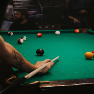 joueur de billard vise la boule 8