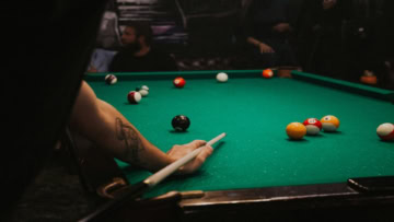 joueur de billard vise la boule 8