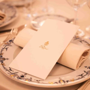 assiette porcelaine bleu et or, menu ritz