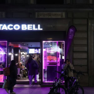 façade taco bell la nuit en néon violet