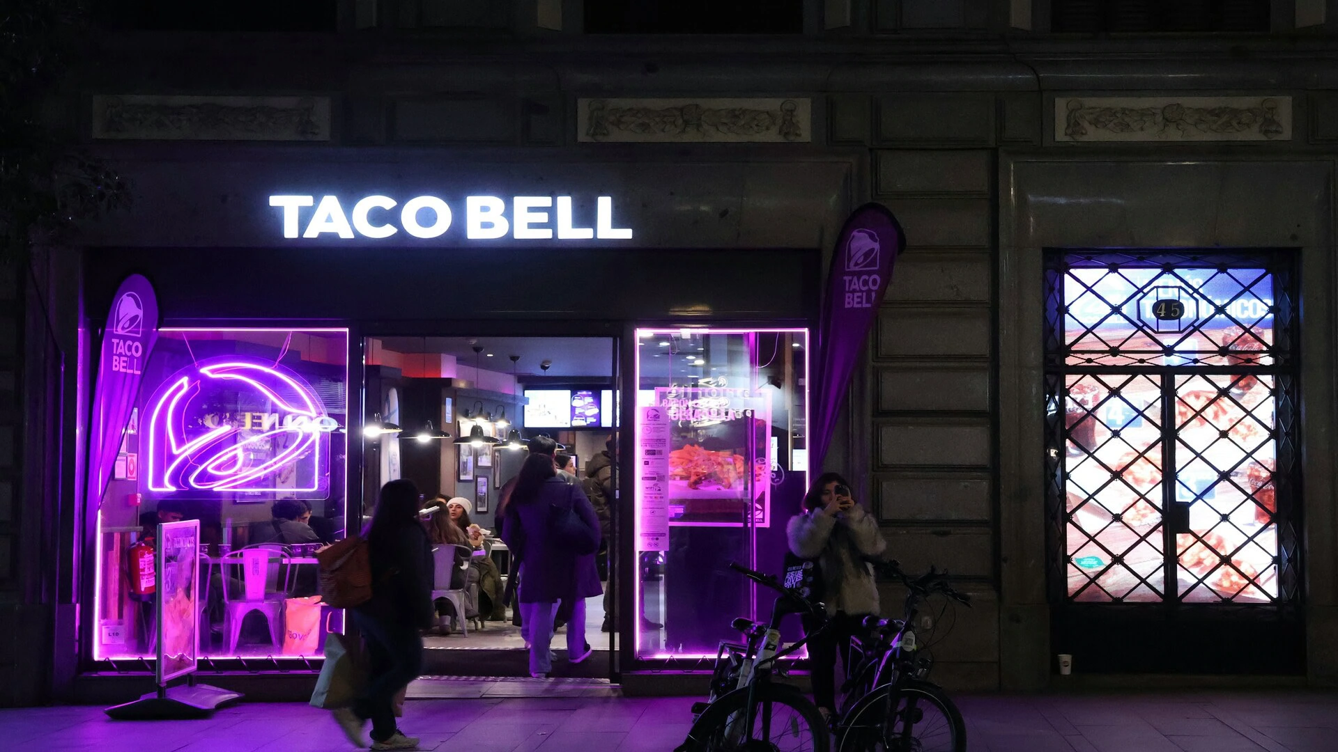 façade taco bell la nuit en néon violet