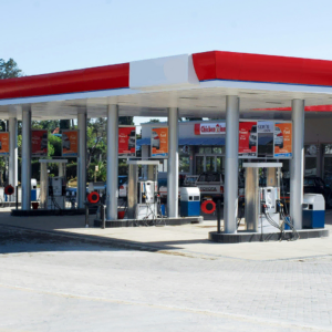 moderne tankstelle mit shop und Überdachung