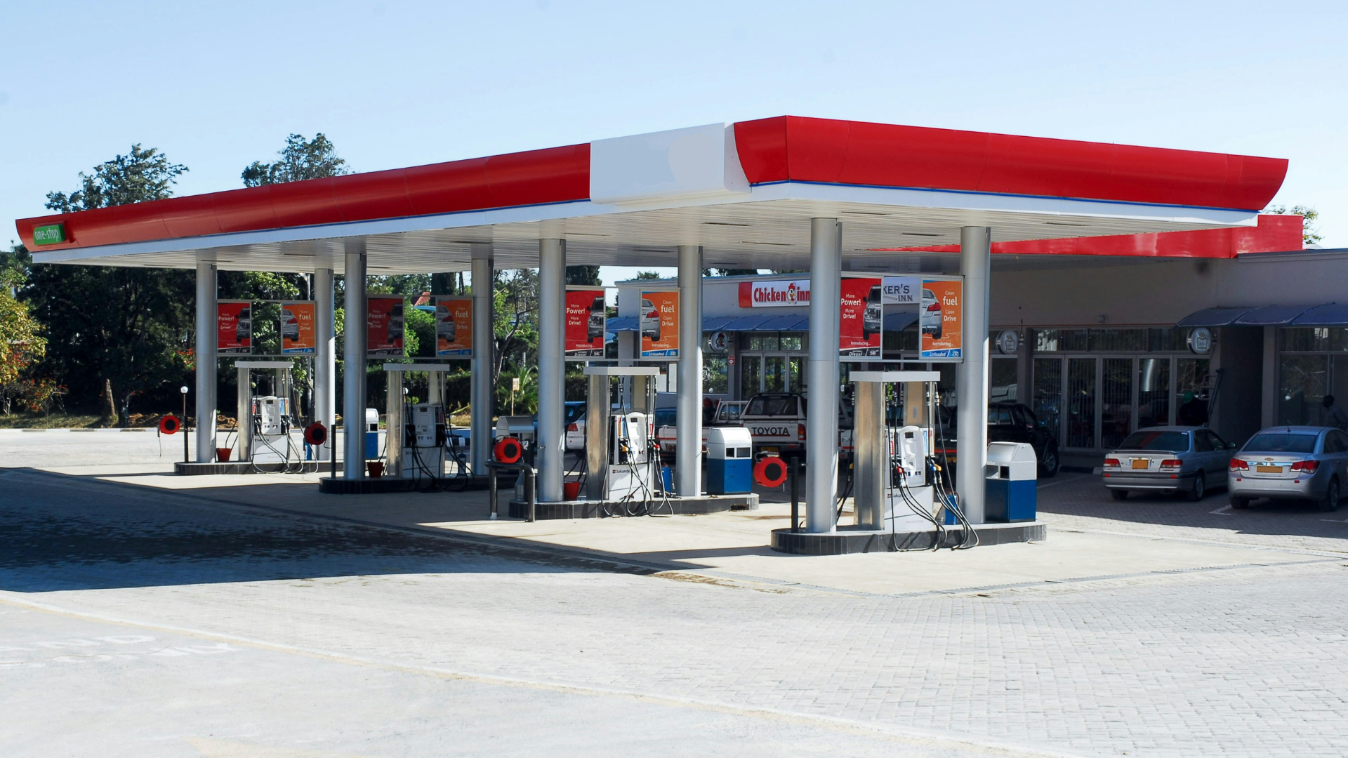 moderne tankstelle mit shop und Überdachung