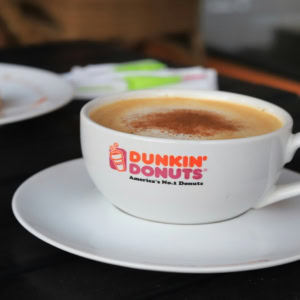 café dunkin crémeux et donuts appétissants