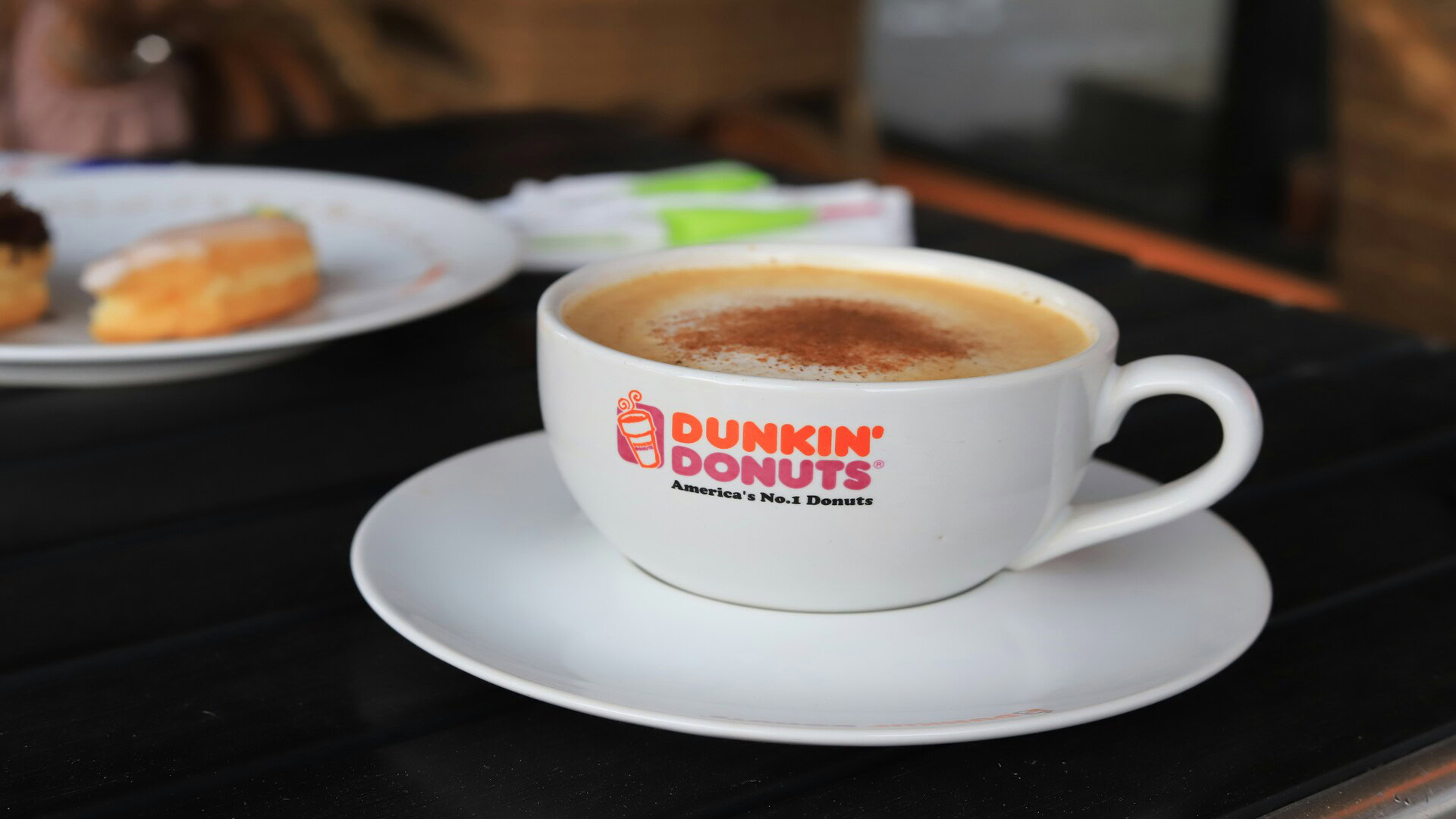 café dunkin crémeux et donuts appétissants