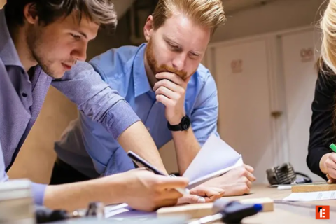 konzentriertes team analysiert dokumente