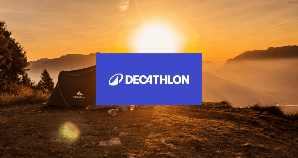 tenda allalba in montagna con logo decathlon