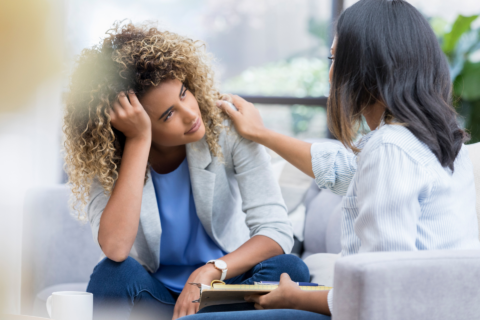 conversación terapéutica y apoyo emocional cercano