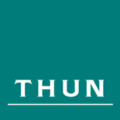 logo thun bianco sottolineato su turchese