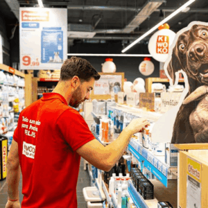 cliente en tienda de mascotas con ofertas antipulgas