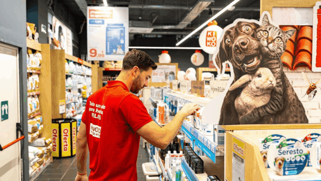 cliente en tienda de mascotas con ofertas antipulgas